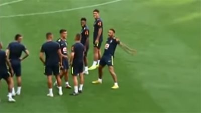 نيمار يحتفل على طريقة رونالدو (فيديو)