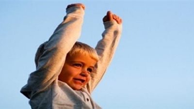 خبير تربوي يحدد لك طرق رسم شخصية متزنة لطفلك