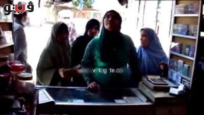 بالفيديو.. لحظة سرقة 10 آلاف دولار من حقيبة سيدة أمام مكتبة بالشرقية