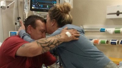 بالفيديو والصور.. انفجار سيجارة إلكترونية فى وجه مدخن بريطانى