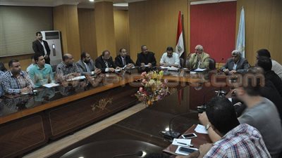 بالصور.. محافظ كفرالشيخ يناقش سبل توفير فرص عمل للشباب