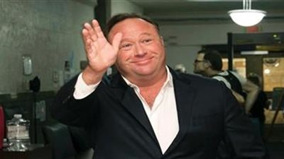 «تويتر» يعتزم حظر أليكس جونز بشكل دائم