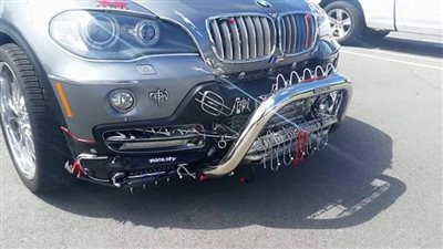 بالصور.. حملة سخرية من صاحب سيارة «BMW»: «كان نفسه في توك توك»