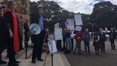 أستراليون يحتجون على منح الدكتوراه الفخرية لـ«جون هاوارد»