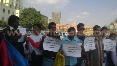 الجالية اليمنية أمام الجامعة العربية تطالب باستقلال 
