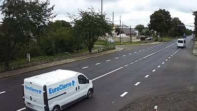 سائق ينجو من الموت لحظة اصطدام شاحنة بوجه سيارته (فيديو وصور)