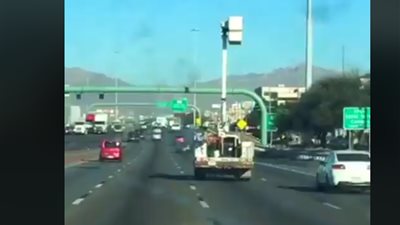 أغرب حوادث الشاحنات على الطرق السريعة (فيديو)