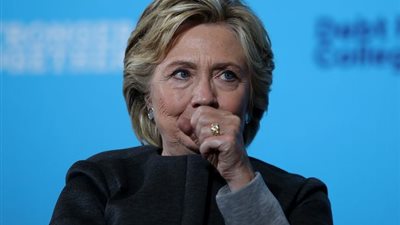 بالفيديو.. لقطات غريبة لـ«هيلاري كلينتون» تتصرف كالإنسان الآلي