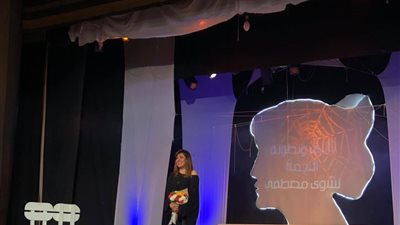 إسلام بحيري وأنوشكا يشاهدان العرض المسرحي «سيلفي مع الموت» (صور)