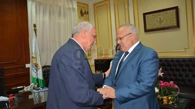 رئيس جامعة القاهرة ومحافظ الجيزة يناقشان تطوير محور المنصورية