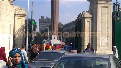 بالفيديو والصور.. إغلاق البوابة الرئيسية لجامعة القاهرة