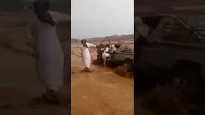 لحظة إنقاذ 3 شباب لرجل احتجزته السيول داخل سيارته (فيديو)