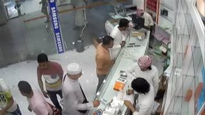 بالفيديو.. لحظة سرقة هاتف «آيفون» من محل أمام أعين الباعة