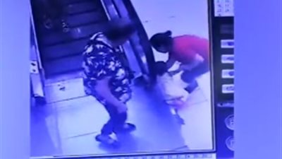 لحظة إنقاذ طفل حشرت يده في السلم الكهربائي (فيديو)