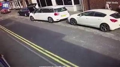 شاهد.. تصرف غريب لسائق أثناء ركن سيارته