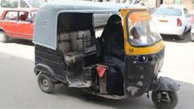 سائق يضرم النار بمركبات توك توك بجراج في العبور