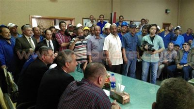 بالصور.. وزير النقل يمنح عمال ورش «أبو راضي» مكافأة 500 جنيه