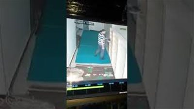 لحظة سرقة لص أحذية من داخل مسجد (فيديو)