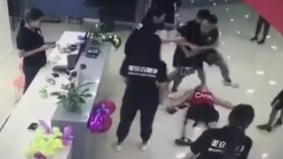 رد فعل موظف خانته صديقته مع آخر (فيديو)