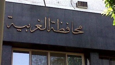 تجمهر أولياء الأمور أمام مدرسة صناديد بالغربية بعد تسمم 15 تلميذًا