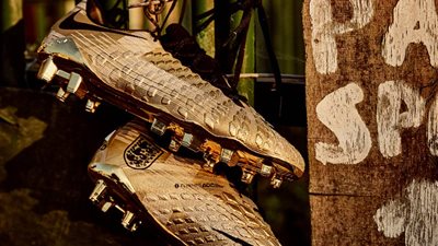 هاري كين يرتدي حذاء ذهبيا بعد لقب هداف كأس العالم