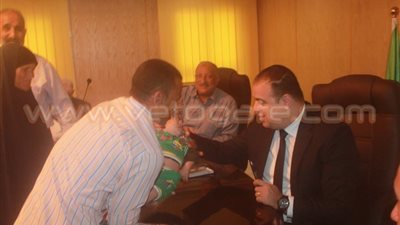 بالفيديو والصور.. محافظ الفيوم يهدي طالبة كفيفة «لاب توب» لتفوقها