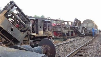 سقوط 3 عربات من قطار بضائع