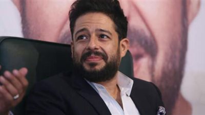 محمد حماقي يغادر مطار القاهرة للمشاركة في برنامج «ذا فويس»