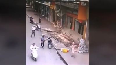 لحظة سقوط لوحة إعلانية ضخمة على 3 أشخاص (فيديو)