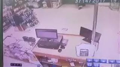 بالفيديو.. ضبط لص يرتدي عباءة نسائية ويسرق المحال بالسعودية