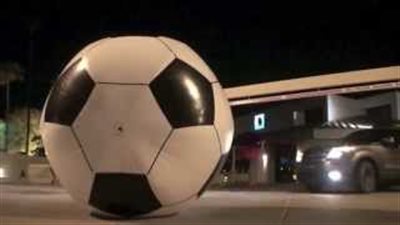 بالفيديو.. مباراة كرة قدم بين السيارات الأمريكية والألمانية