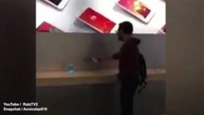 بالفيديو والصور.. شاب يحطم هواتف آيفون بمتجر آبل في فرنسا