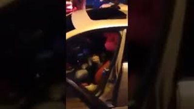 بالفيديو.. لحظة تحرش شباب بفتاة داخل سيارتها بالسعودية