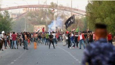 متظاهرون يقتحمون مقر القنصلية الإيرانية في البصرة العراقية