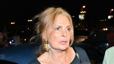 يسرا باكية: 