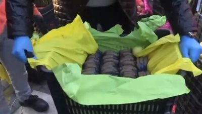 لحظة إحباط تهريب شحنة حشيش مخبأة داخل شحنة تفاح| فيديو