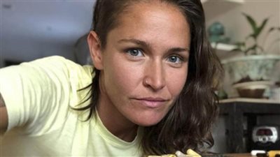 آمبير هيرد تثير الجدل بقبلة مع امرأة غامضة| صور