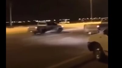 بالفيديو.. نهاية مروعة لسائق يقود سيارته على الطريق بسرعة عالية