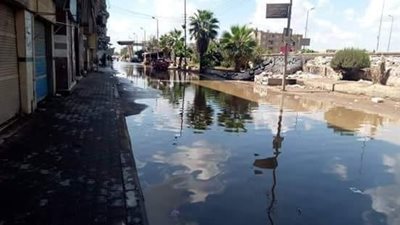 انفجار ماسورة مياه رئيسية بشوارع المحلة وتوقف حركة المرور