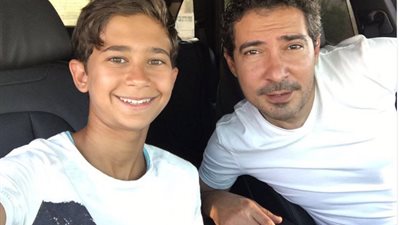 محمد بركات ينشر صورة برفقة ابنه.. ومعجبة: جوزهولي وأجيبلك خمسين بقرة