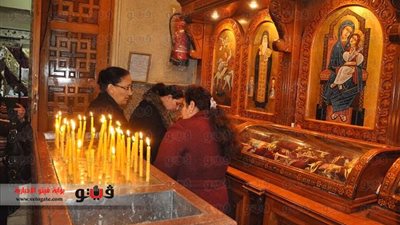 بالصور.. توافد العشرات على كنيسة القديسين لحضور القداس بالإسكندرية