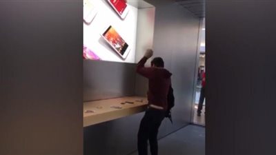بالفيديو.. زبون غاضب يحطم 12 هاتف آي فون داخل متجر أبل