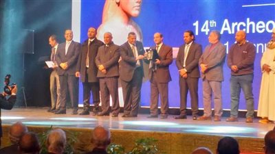 فريق عمل موقع حفائر سقارة يفوز بجائزة زاهي حواس في عيد الأثريين| صور