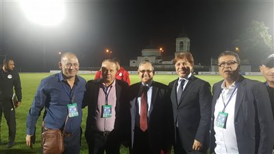 ثروت سويلم يسلم درع اتحاد الكرة للسفير إيهاب طلعت (صور)