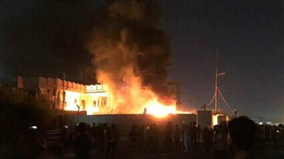 «البصرة تحترق».. متظاهرون عراقيون يشعلون النار في القنصلية الإيرانية.. إيران تطلب من رعاياها مغادرة المحافظة ومحاسبة المعتدين.. والخارجية العراقية تعرب عن أسفها وتعزز حماية أمن البعثات الدبل