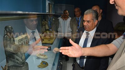 بالصور. وزير الآثار يتفقد متحف المطار قبل مغادرته إلى اليابان
