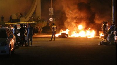 الشيطان يحرق البصرة.. 3 سيناريوهات تكشف المحرض على الفوضى بإقليم النفط.. إيران أبزر المتهمين بهدف الإطاحة بـ«العبادي».. رواية غير مرجحة حول تورط الصدر.. والمؤامرة الأمريكية حاضرة بقوة