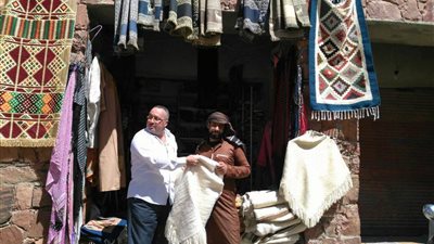 «الحرف اليدوية» تبحث حل أزمة ورش الكليم والتطريز بسانت كاترين