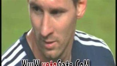 بالفيديو.. مشجع يقتحم مباراة الأرجنتين مع هونج كونج لمقابلة 