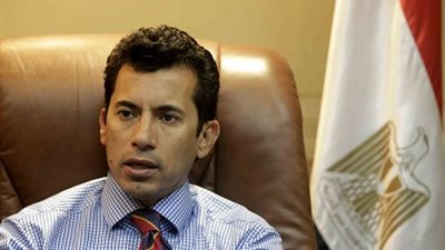 وزير الرياضة يؤازر المنتخب أمام النيجر ببرج العرب